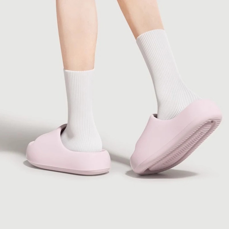 Damskie kapcie domowe, gumowe  – Sneaker Care Set recenzja i cena