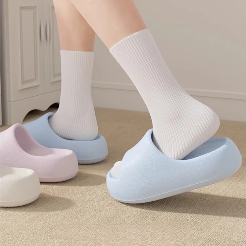Damskie kapcie domowe, gumowe  – Sneaker Care Set recenzja i cena